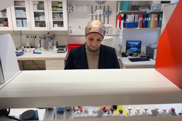 Foto på en av forskarna bakom studien i labbet. 