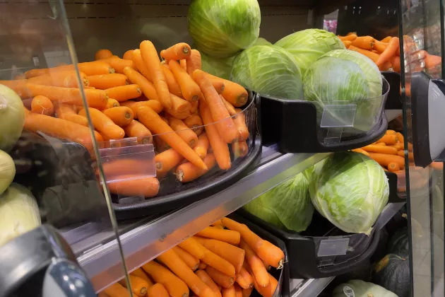 Foto på grönsaker i en mataffär.