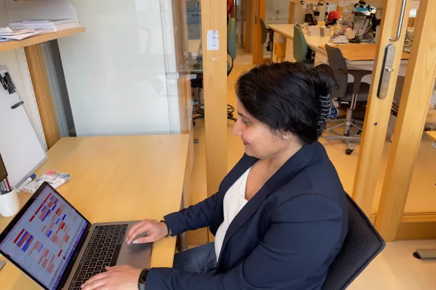 Foto på en forskare som sitter vid en dator i ett labb.