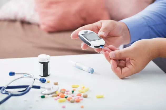 Närbild på en person med diabetes. Foto.