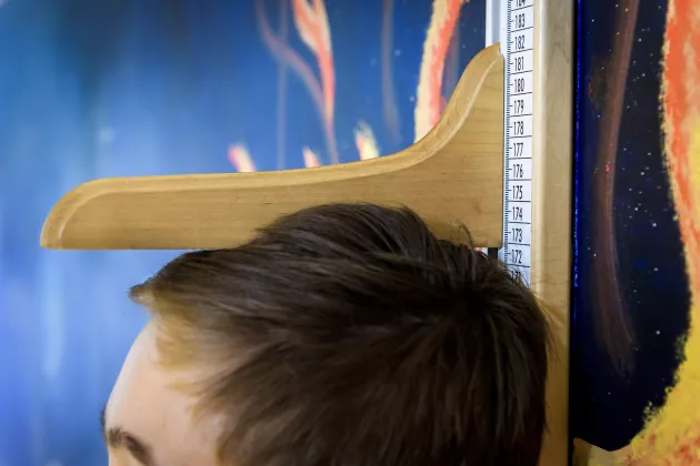 Detaljbild av ett barn som mäts. Foto.