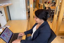 Foto på en forskare som sitter vid en dator i ett labb.