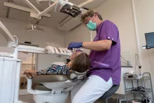 En tandläkare undersöker munhälsan hos en kvinna.