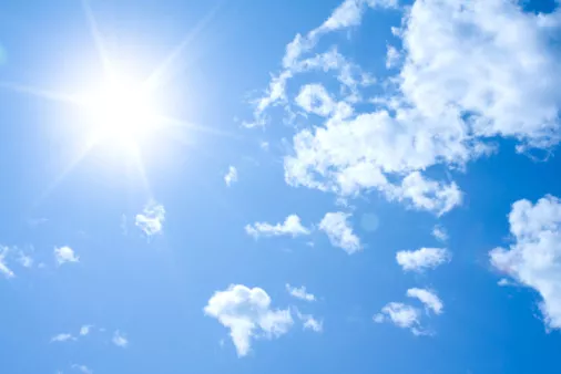 D-vitamin bildas bland annat när solens strålar träffar vår hud.