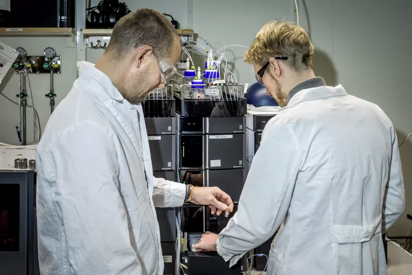 Photograph of two researchers in a lab.