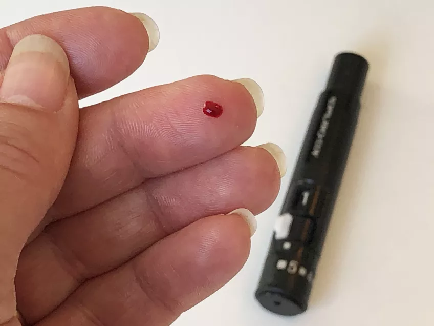 Finger med bloddroppe
