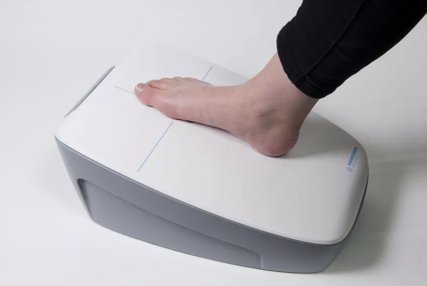 En fot på en apparat som mäter nervkänsligheten med hjälp av vibrationer.