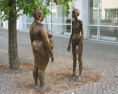 skulptur utanför Växjö konsthall av Marianne Lindberg De Geer. Foto: Lars Aronsson
